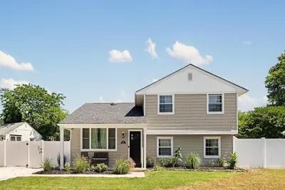 Image de Large and Updated Dog Friendly Home!