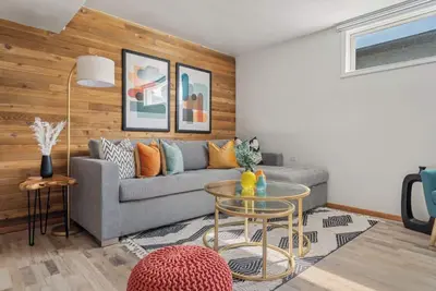 Image de Vibrant basement suite, blending style and comfort for a delightful stay.