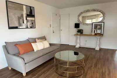 Image de Stylish 2br Condo Near Beaches, Hamptons & Vineyards – Summer Ready!