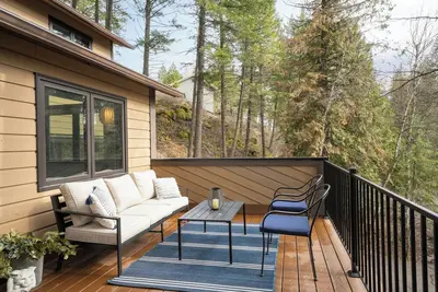 Image de New! Three story home with beautiful fireplace and two patios