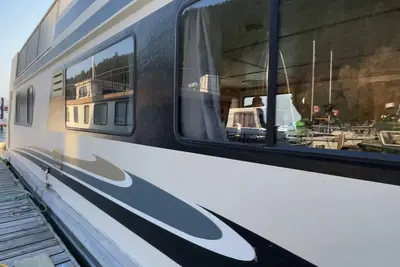 Image de Experience the ultimate waterfront escape on our stunning Three Buoys Houseboat