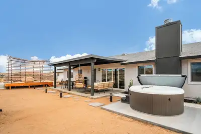 Image de The Golden Abode - Spa - Fire pit - Hammocks - Central - Cowboy Pool