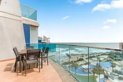 Image de Appartement \"Penthouse with A Private Jacuzzi\" avec vue sur la mer, Wi-Fi et climatisation