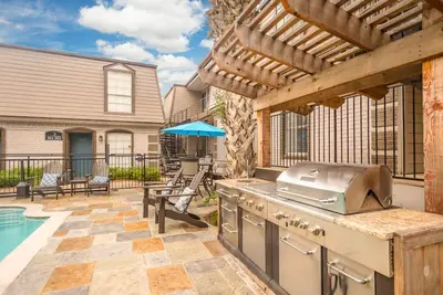 Image de 2-bedroom Apartment Uptown with WiFi, Fitness Room, Pool, Ac, Crib, Wfh friendly