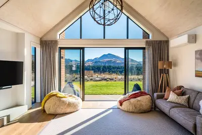Image de Luxury alpine living with cedar outdoor bath in Wanaka