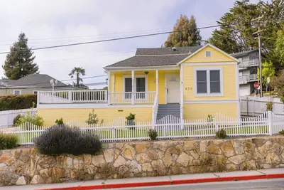Image de Coastal Victorian Retreat with deck - short walk to Downtown!