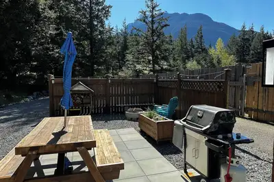 Image de Private and cozy cabin with mountain views! Minutes away from historic Hope Bc.