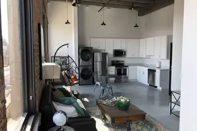 Image de Trendy Apt 1. 6 mi to Cws! W/D, WiFi, can sleep 4, can squeeze in more! Pets Ok