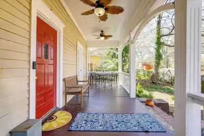 Image de Steps to Shops & Eats: Decatur Home w/ Large Yard