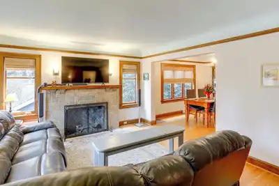 Image de Charming Tudor-Style Apt Near Green Lake!