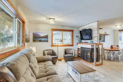 Image de 11 Mi to Bozeman: Family Home w/ Movie Room!