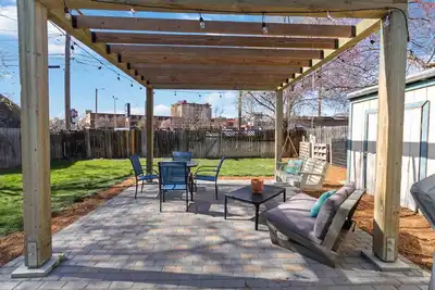 Image de Epic Location! Walk to Downtown! Bring Your Whole Fam + Your Dog & Enjoy 2 Living Rooms & 2 Kitchens