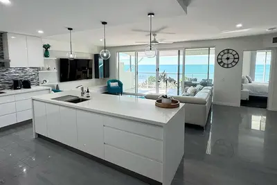 3 Bedroom Beachfront Penthouse w/Epic Rooftop & Ocean Views