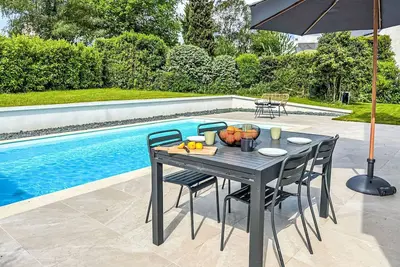 Image de La Tour Bourgerel avec piscine by Interhome