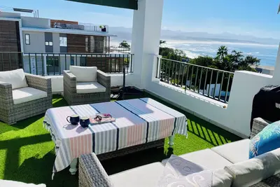 Luxury 3-Bed Sea-View Apartment in Plett: Ocean, Lagoon & City Vistas