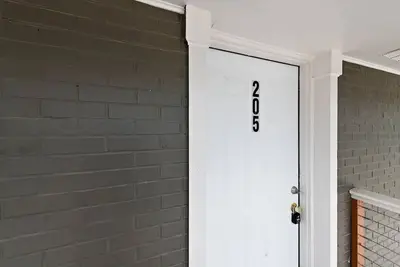 Image de Stallion 2bedroom 1bath w/ Free Parking and Wi-Fi Peaceful and Clean Book now!