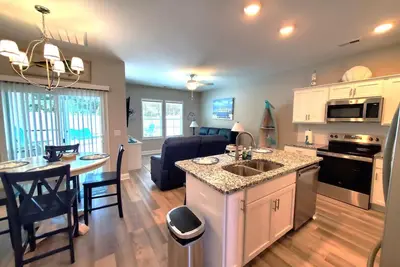 Image de Coastline Townhome Beach Getaway - Located by The Emerald Isle Bridge