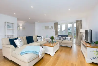 Image de 64 Una, Carbis Bay – Sleep 6 – Una Spa – Balcony – Woodburner - Parking