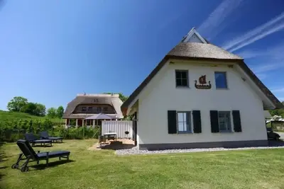 Image de Svantevit | Thatched semi-detached house