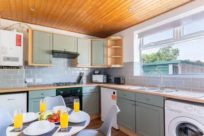 Image de 3 Bedroom, 1 Bathroom Apartment with Parking