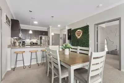 Image de 2br Apartment w/KingBeds*Shopping*P&L*RiverMarket