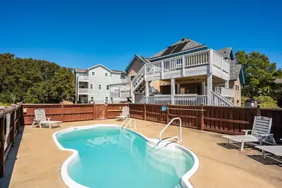 Image de Harbor View: Spacious Corolla Getaway by Rather Be Properties