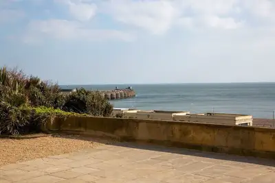 Image de Pass the Keys | Beachfront ultramarine boho getaway