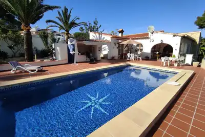 Image de Single-storey villa with pool and large garden. Quiet location.