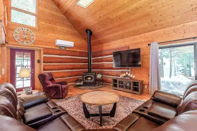 Image de Pet-Friendly Cabin Near Sunriver w/ Hot Tub