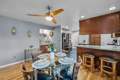 Image de 2 Bedrooms, Private Hot Tub, Media Room, Dog friendly with Yard Space.