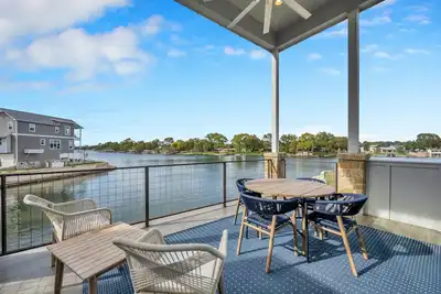 Image de Stunning lakefront home w/ pickleball, shared pool & sand volleyball