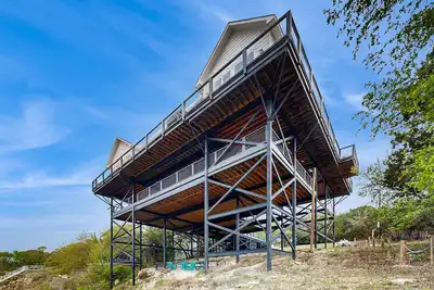 Image de Multiple level house with game room, kitchen, spacious living and outdoor area