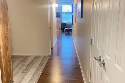 Image de Executive Condo steps away from waterfront drive in the Exchange District