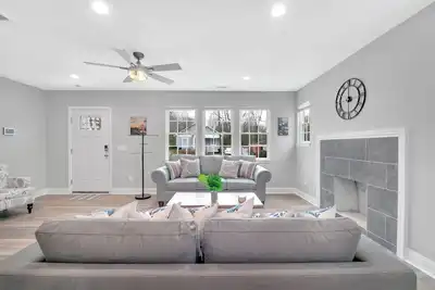 Image de Charming 3br Home, fenced yard, Bbq, mini golf, yard games--minutes to uptown