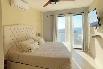 Image de Ocean view 1 block from the malecon beach