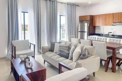 Beautiful apartment 3 blocks from the beach