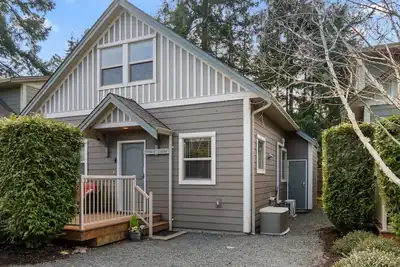 Image de 3 bedroom cottage close to Rathtrevor Beach, Mini Golf and pool on site.