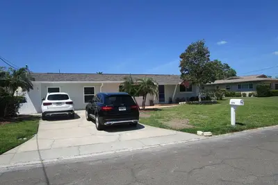 Image de 3-bedroom house in charming Dunedin. Close to Gulf of America, golf, & downtown.