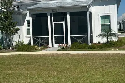 Image de Location! New 2-bed 2 bath cottage w soaring ceilings, sunset near town, beaches