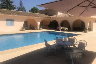 Image de Magnifique villa pour 10 personnes avec très grande piscine et terrain de tennis