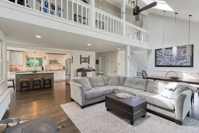 Image de Stunning Renovated Home w/ Wood Burning Stove & Hot Tub!