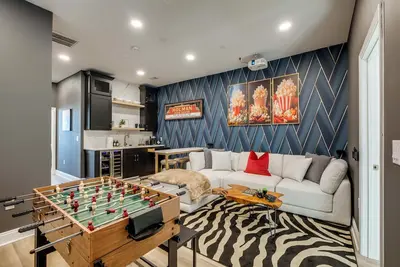 Image de 1 Mi to Dtwn: Hot Tub Haven in Richmond!