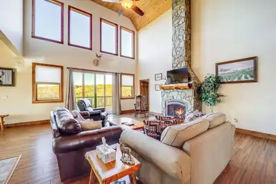 Image de Mountain-View Deck: Group Getaway in Fleetwood