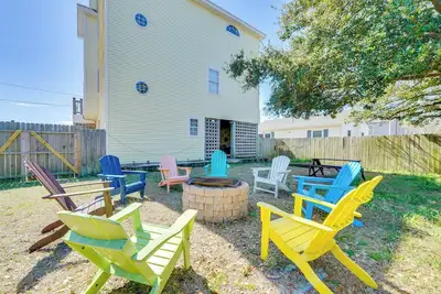 Image de Walk to Pier: Spacious Coastal Home!