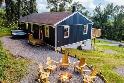 Image de Mattis Getaway! Hot Tub•Movie room•Mt View•EVCharger