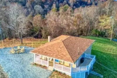 Image de Silox Getaway Hot Tub Movie/Game Room Mtn Views
