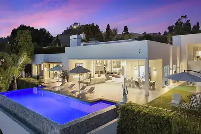 Image de A peaceful, blue-themed retreat