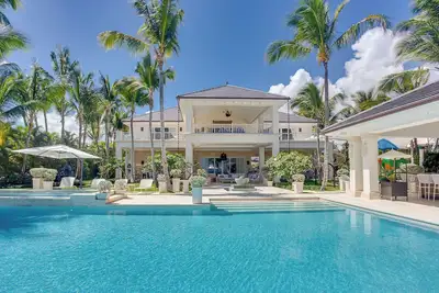 Image de Fully Staffed Beachfront Gem for 20 guests