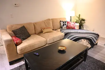 Image de Spacious home in Mississauga with pool table in the basement.