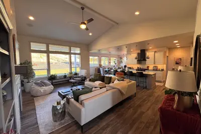 Image de Luxury 4-Bedroom Home Near Wsu – Modern Comfort by Park in Quiet Area